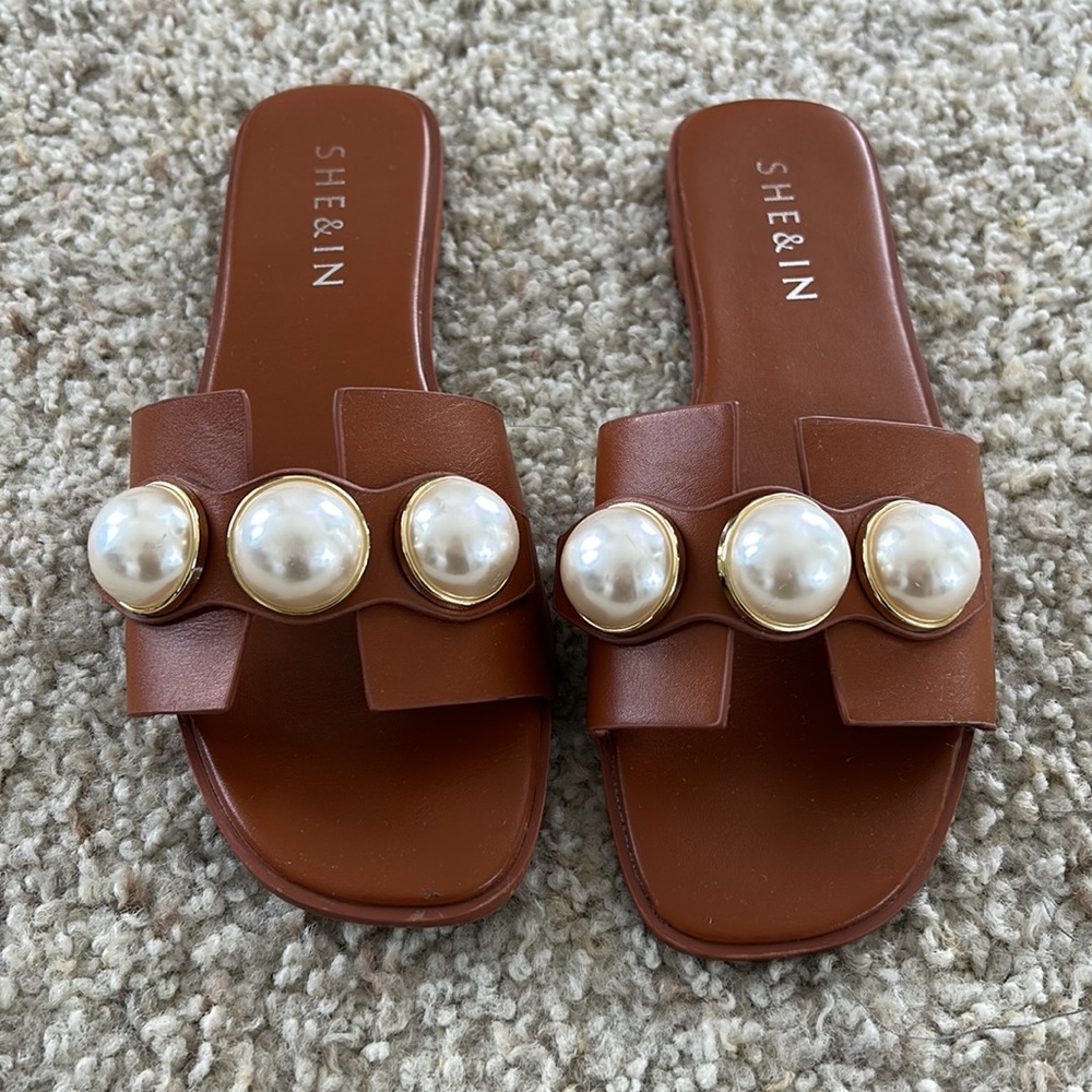 Woman’s Slides - Picture 1 of 6